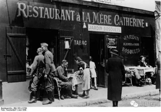 soldados-alemanes-en-el-restaurante-chez-la-mere-catherine-3