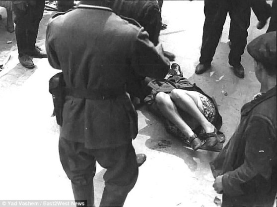 una-mujer-es-golpeada-por-solados-alemanes-en-lec3b3polis-ucrania-1939