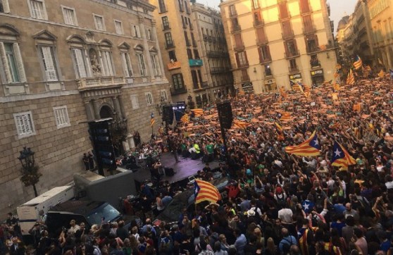 la-festa-de-la-plac3a7a-sant-jaume-de-barcelona-isaac-meler