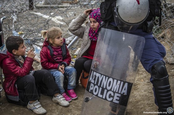 nic3b1os-refugiados-custodiados-por-un-policc3ada-griego-en-la-frontera-con-macedonia