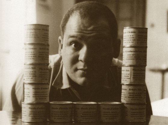 piero-manzoni-con-i-suoi-barattoli-di-merda-d-artista