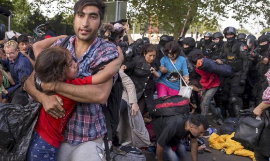 refugiados-sirios-fuerzas-antidisturbios-hc3bangaras