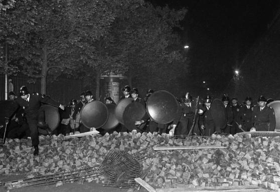 Antidisturbios de las CRS tratan de saltar una barricada