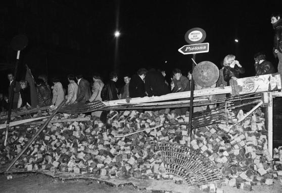 Estudiantes sobre una barricada levantada en el bulevar Saint-Michel