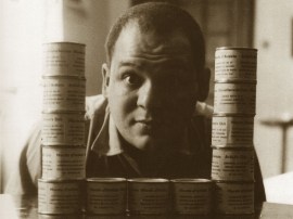 piero-manzoni-con-i-suoi-barattoli-di-merda-d-artista