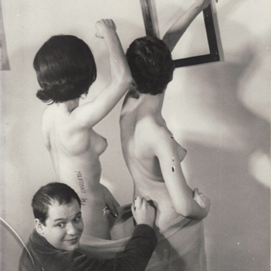 Piero-Manzoni_Sculture-Vivente-1961_Giuseppe-Belloni-1024x1024